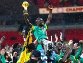 ساديو ماني يحمل كأس أمم أفريقيا 2025