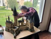 جدة تبلغ من العمر 85 عامًا لا تتوقف عن بناء مجموعات ليجو المعقدة