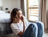 فتاة تشعر بالحزن