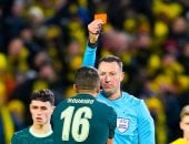 رودري لاعب مانشستر سيتي يعترض على الحكم