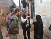 رئيس مياه الأقصر يتفقد وصلات الصرف لبدء توصيل الخدمة للأهالي