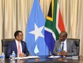 وزير الشؤون الخارجية في الصومال عبدالسلام عبدي علي مع وزير خارجية جنوب إفريقيا رونالد لامولا