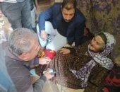 رئيس مدينة الزقازيق يستمع للسيدة المسنة
