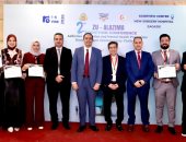 الدكتور عمرو عثمان يتوسط الباحثين الفائزين فى المسابقة بحضور الكاتب الصحفى مدحت وهبة