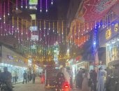 تعليق الزينة والأنوار ابتهاجا بحلول رمضان