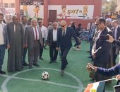 محافظ الأقصر يلعب كرة قدم بإفتتاح مجمع ملاعب مدرسة العضايمة بإسنا