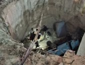 سقوط ميكروباص داخل حفرة بعمق 6 متر 