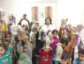 طبيبة قبطية توزع الفوانيس على الاطفال