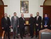 عميد طب قصر العيني يستقبل رئيس جامعة العين العراقية