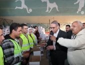 محافظ الجيزة يشارك فى تعبئة 10 آلاف كرتونة مواد غذائية