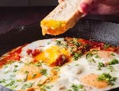 طريقة عمل البيض بالبسطرمة بالخضار