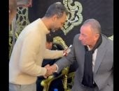 أحمد مرتضى يصافح الخطيب