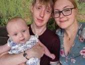 الطفلة ليتى مع والديها