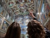 ترميم جدارية مايكل انجلو من عرق السياح