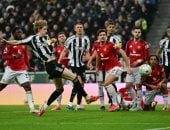 جوردون لاعب نيوكاسل يهدد مرمى مانشستر يونايتد