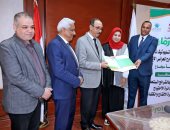 محافظ سوهاج يسلم 15 شيكا للعرائس الأولى بالرعاية