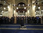 آلاف المصلين يؤدون صلاتي العشاء والتراويح بالجامع الأزهر