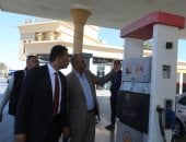 محافظ البحر الأحمر يتفقد محطات الوقود