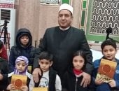 منح 10 أطفال مصاحف يوميا في مسابقة الطفل المثالي لإلتزامهم في صلاة التراويح