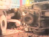 إنقلاب تريلا علي سيارة نقل 