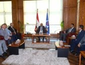 جانب من لقاء المحافظ بمستشاري ديوان عام المحافظة