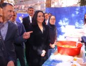 وزيرة التضامن تشارك شباب المتطوعين إعداد وجبات الإفطار بالدقى