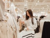 فتاة تنتقي الملابس