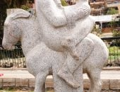 تمثال فنى لأعمال السمبوزيوم