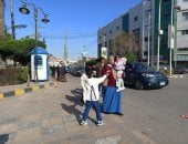 توزيع الورود على المارة