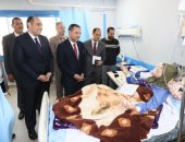 محافظ المنوفية يزور الأسر الفلسطينية بمستشفى شبين الكوم للتهنئة بالعيد