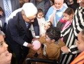 محافظ الدقهلية يشارك أطفال مستشفى الأطفال الجامعى احتفالهم بعيد الفطر