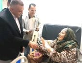 رئيس مركز الداخلة بالوادى الجديد يهنئ مريضة بعيد الفطر