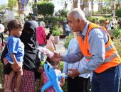 توزيع ألعاب على الأطفال فى العيد