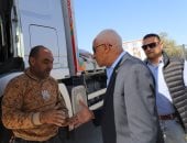 محافظ شمال سيناء يصافح احد سائقي الشاحنات من امام معبر رفح 