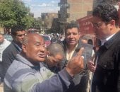 نائب محافظ القاهرة يستمع لاهالى الدويقة اثناء تفقد الحريق 