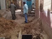 متابعة العمل في إنشاء الغرف المنزلية بقرية ترعة ناصر في إسنا