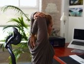 تمارين بسيطة أثناء العمل المكتبي لتجنب الإرهاق والتعب