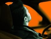 ضبط رجل نائما خلف عجلة القيادة بسيارته ذاتية القيادة