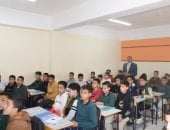 مدير تعليم الجيزة يلغى تكليف مدير مدرسة ويكرم المتميزين خلال جولة ميدانية