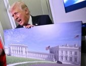 الرئيس الأمريكى دونالد ترامب يحمل نموذج لتجديد البيت الأبيض