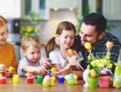 قبل شم النسيم.. ليه لازم تخلي طفلك يشارك في تلوين البيض؟ 