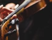 عزف على آلة الكمان