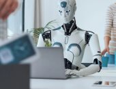 انتقادات لشركة ذكاء اصطناعي لاستخدامها بيانات موظف سابق