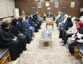 محافظ المنوفية يسلم تعويضات مالية لأسر ضحايا حادث كفر داود السادات