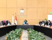 خلال اجتماع الوزيرة بقياداة الوزارة لمتابعة مشروع حياة كريمة 