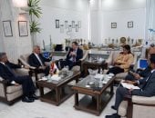 رئيس مصر للطيران يبحث مع سفير بريطانيا تعزيز التعاون لدعم تطوير الشركة