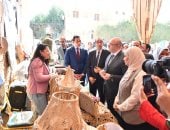  محافظ الفيوم يتفقد معرض "أيادى مصر" للحرف اليدوية والتراثية بقرية تونس  