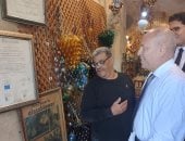 ​محافظ القاهرة يزور "شيخ القزازين" حسن هدهد ودراسة إنشاء مدرسة لتعليم صناعة الزجاج التراثي