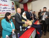 محافظ القاهرة يوزع الهدايا على الأطفال