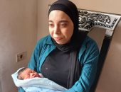 الطفلة والأم 